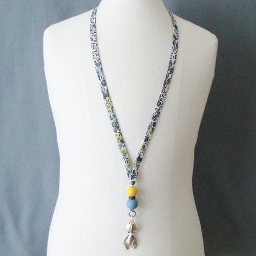Collier en biais liberty "witshire mimosa", perles en bois "jaune", "bleu", poisson en métal argenté.