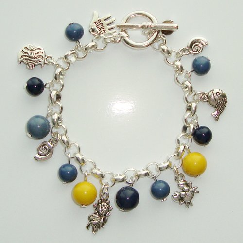 Bracelet en métal argenté : breloques poisson-coquillage-crabe perles polaris "bleu"- "jaune".