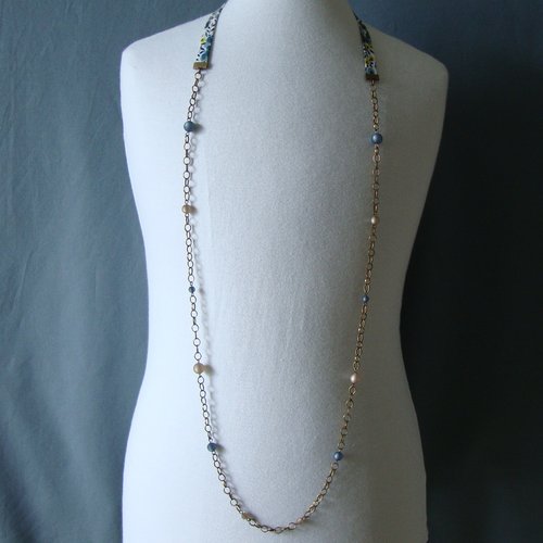 Collier en biais liberty "wiltshire mimosa" et chaîne en métal couleur bronze, perles polaris bleu et marron.