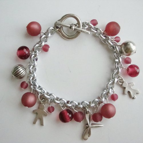 Bracelet breloques : libellule, boy et girl, perles polaris "antique pink", perles en verre pressé rose, ccb argenté.