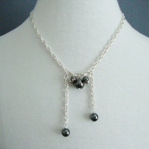 Collier chaîne en métal argenté et perles rondes en verre pressé hématite et argenté. fermoir mousqueton.