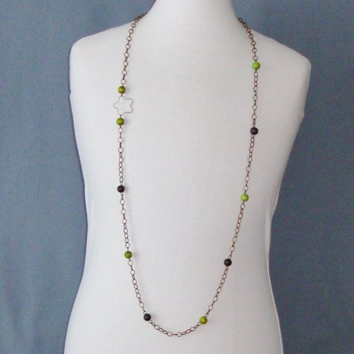 Collier composé d'une chaîne et d'une fleur en métal bronze ainsi que de perles en bois vertes et noires.