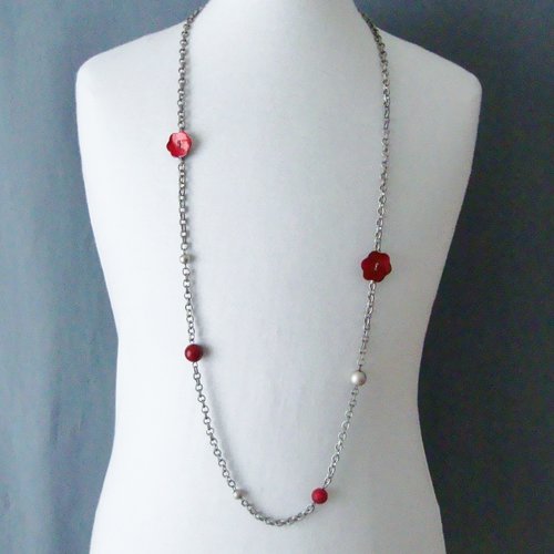Collier : chaîne en métal argenté vieilli agrémentée d'une alternance de perles en synthétique et de fleurs en nacre rouge.