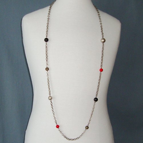 Collier chaîne en métal argenté vieilli, perles polaris "rouge" et "jet hématite", perles en bois noir et ccb argentées.