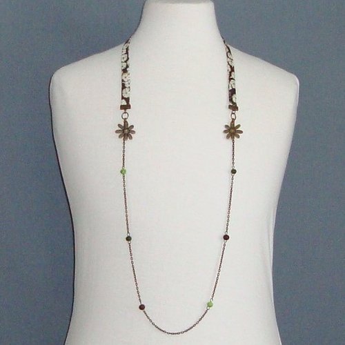 Collier biais en tissu liberty, chaîne en métal bronze et perles marron et vertes.
