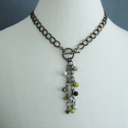 Collier chaîne "gun métal" agrémentée de perles polaris et en verre pressé noires grises et vertes. fermoir t.
