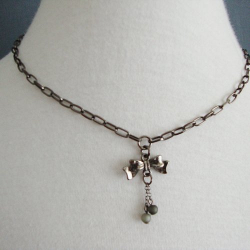 Collier en chaîne couleur "gun métal", pendentif noeud et perles polaris "jet hématite" et "black diamond". fermoir mousqueton.