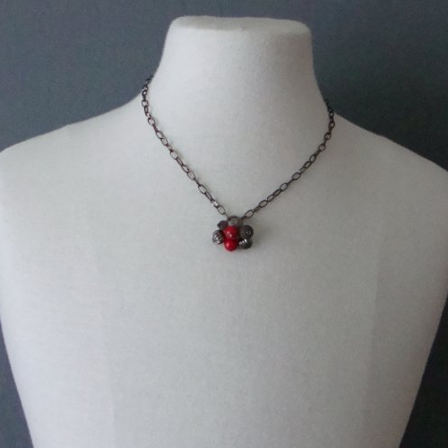 Collier chaîne uniforme en "gun métal", perles polaris "black diamond", "jet" et "rouge", perles striées et fermoir en métal.
