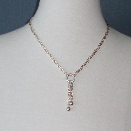 Collier chaînes en métal argenté et en métal rhodié, perles rondes suspendues. fermoir mousqueton.