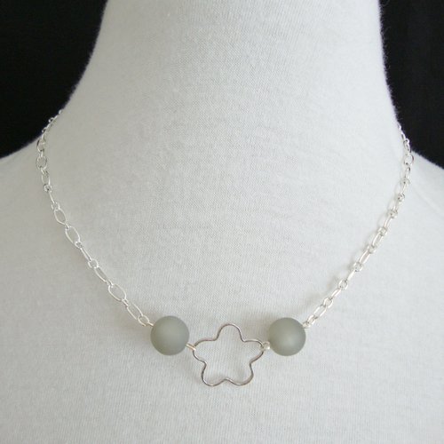 Collier chaîne en métal argentée petits maillons alternés et perles polaris "silver shade". fermoir mousqueton.