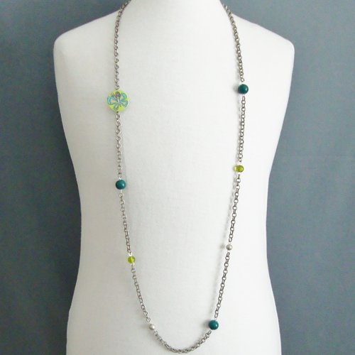 Collier : chaîne en métal argenté vieilli, bouton "papillon" et perles argentées, vertes et bleues.