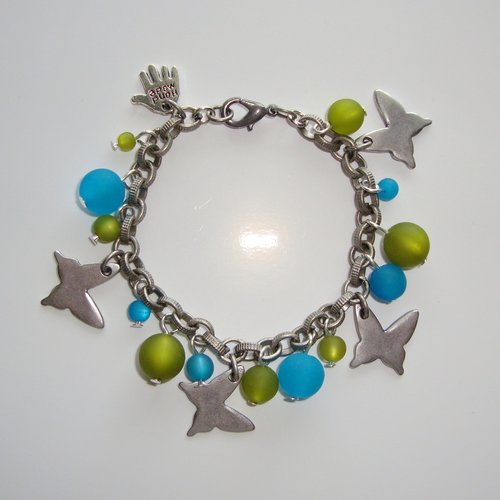Bracelet breloques : papillons, perles polaris "olivine" et "turquoise", fermoir mousqueton en métal argenté vieilli.