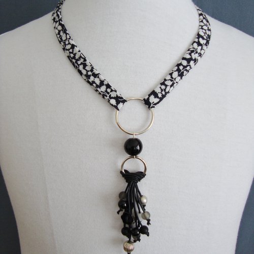 Collier liberty "glenjade noir", pendentif en coton ciré et perles camaieu de gris-blanc-noir. fermoir t.