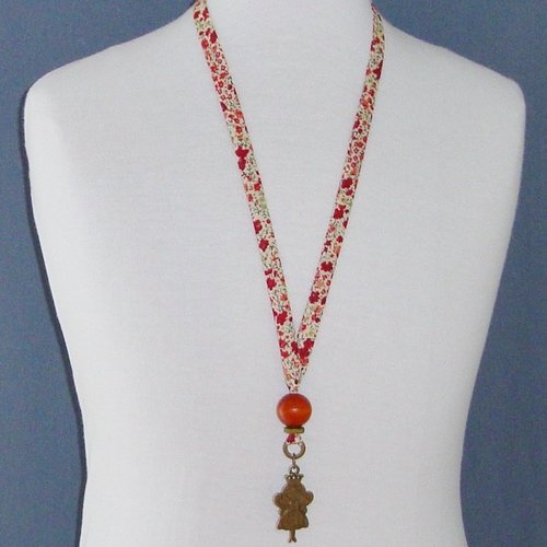 Collier en biais liberty "phoebe orange", perles en bois orange et kaki, breloque "princesse" en métal bronze.