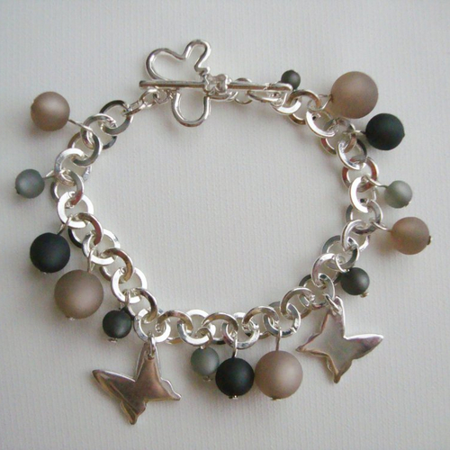 Bracelet breloques : papillons, perles polaris "jet hematite", "black diamond" et "greige", fermoir t en métal argenté.