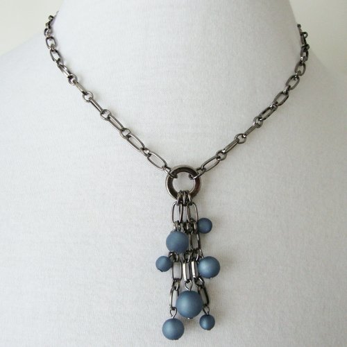 Collier chaîne "gun métal", perles rondes polaris dépoli "denim blue", fermoir mousqueton.