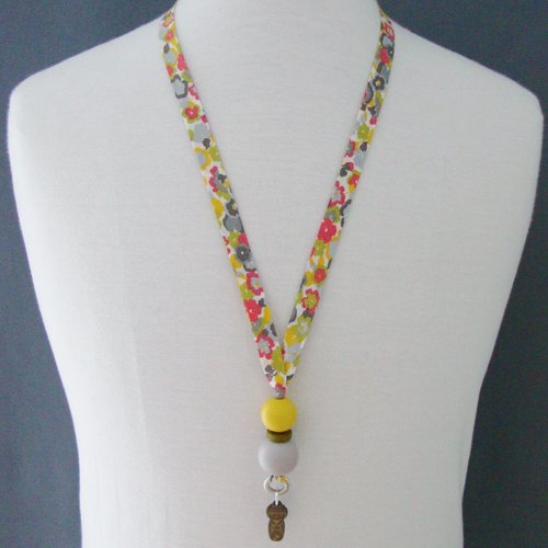Long collier en biais liberty "gleeson jaune", perles en bois jaune-vert-gris et kokeshi "jet hématite". fermoir en métal argenté.