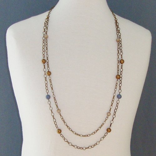 Collier chaînes et fermoir en métal bronze, perles polaris "greige", "blue jean" et ccb bronze.