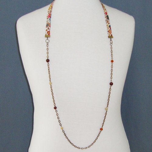 Collier en biais liberty "kaylie sunshine orange", chaîne en métal bronze, perles marron et beiges.