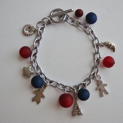 Bracelet breloques : tour eiffel, personnages, soleil, lune et étoile, perles polaris, couleurs bleu nuit-rouge-argenté.