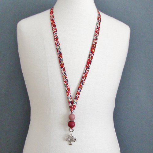 Collier biais en tissu liberty "betsy ann rouge", perles en bois rouge et rose, arbre en métal argenté.