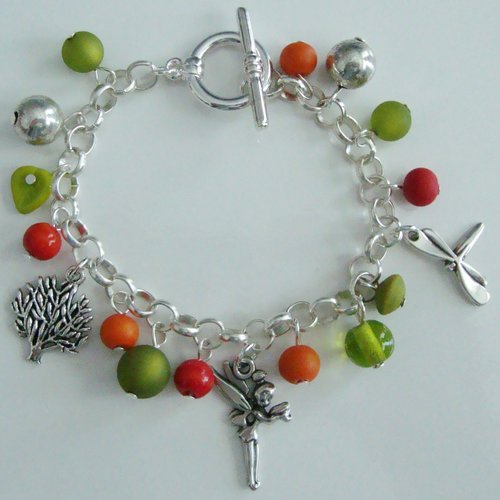 Bracelet breloques : arbre, fée, libellule, perles polaris vert, perles en verre pressé orange-vert, fermoir t en métal argenté.