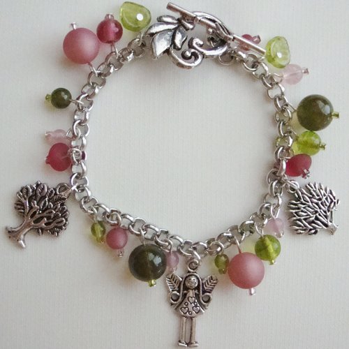 Bracelet breloques arbres et fée, perles polaris "antique pink" et en verre pressé rose-vert, fermoir t.