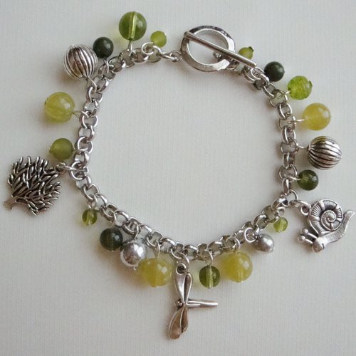 Bracelet breloques : arbre, libellule et escargot, perles polaris vert, ccb et verre pressé jaune-vert-argenté, fermoir t.