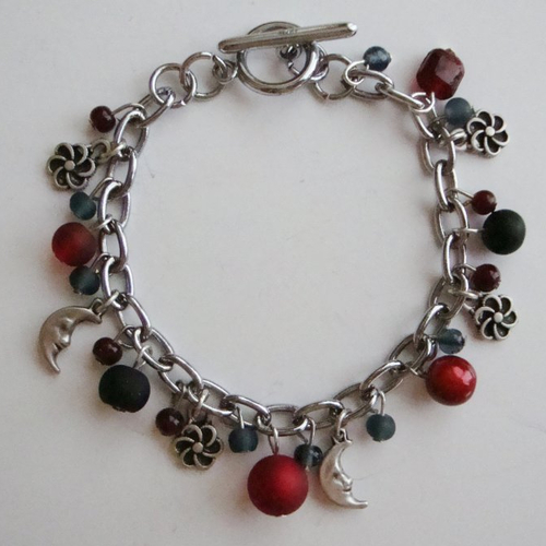 Bracelet breloques : lunes et fleurs en métal argenté, assortiment de perles rouge-noir-gris.