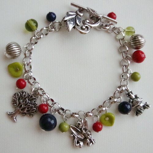 Bracelet breloques arbre, fée et grenouille, assortiment de perles "bleu nuit" "rouge" et "olivine", fermoir t en forme de feuille.