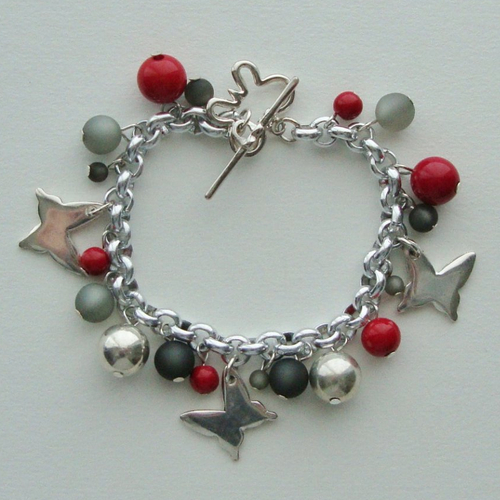 Bracelet breloques en forme de papillon en métal argenté, perles polaris rouge et gris, ccb argenté. fermoir t.