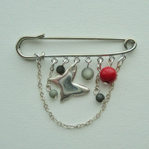Broche épingle 7 anneaux en métal argenté, chaîne, perles polaris rouge et gris, breloque papillon.