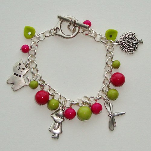 Bracelet breloques : libellule, fillette, chat, arbre en métal argenté, perles polaris "olivine" et "fuchsia". fermoir t.