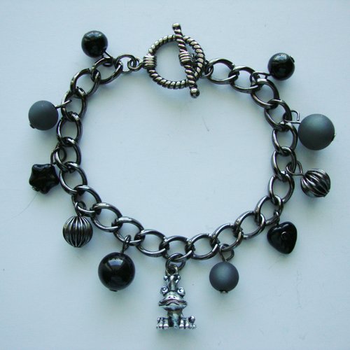 (réservé f) / bracelet en métal noir : breloque "prince grenouille", assortiment de perles gris-noir, fermoir t.