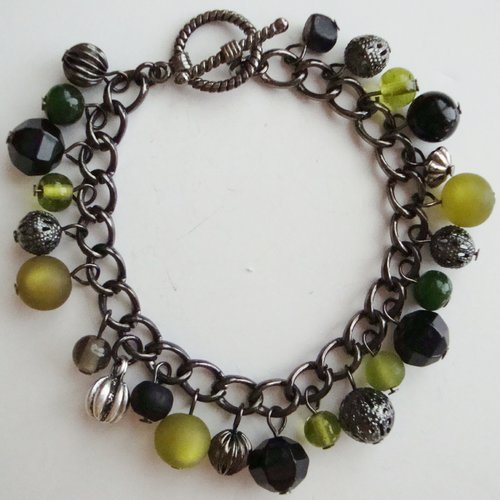 Bracelet breloques en métal noir : assortiment de perles gris-noir-vert, fermoir t.