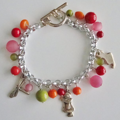 Bracelet breloques libellule, fillette, chat, perles polaris et en verre pressé rouge-rose-vert-orange, fermoir t en métal argenté.