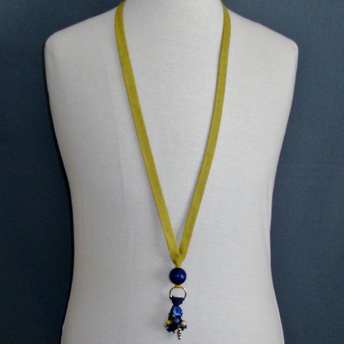 Collier en biais france duval "banane étoiles argentées", assortiment de perles bleu-jaune-argenté. fermoir en métal argenté.