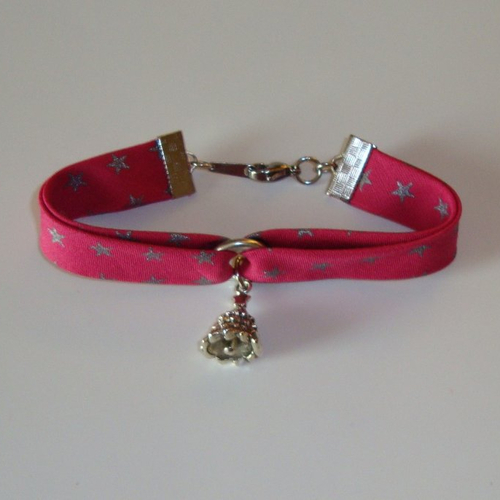 Bracelet biais france duval "fuchsia", breloque sapin et fermoir mousqueton en métal argenté.