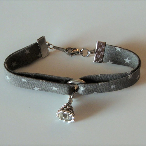 Bracelet biais frou frou taupe motifs étoiles, breloque sapin de noël et fermoir mousqueton en métal argenté.