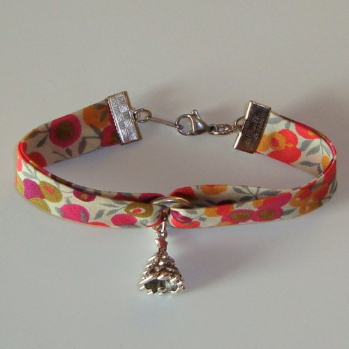 Bracelet biais liberty wiltshire fluo thé, breloque sapin et fermoir mousqueton en métal argenté.