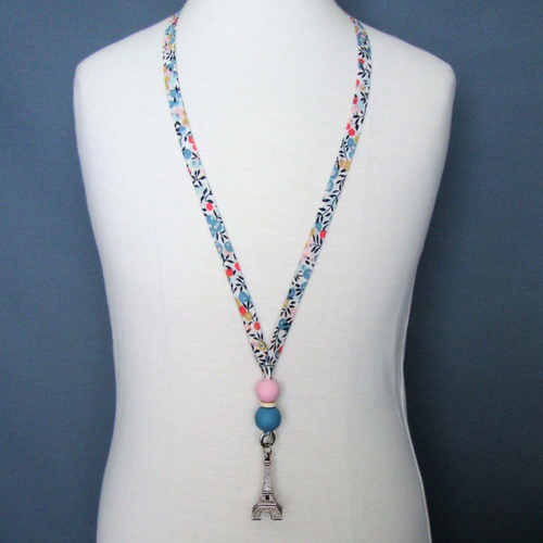 Collier en biais liberty "wiltshire porcelaine", perles en bois bleue et rose, tour eiffel en métal argenté.