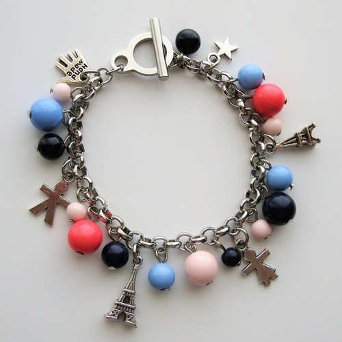 Bracelet breloques personnages, tour eiffel et étoile, perles polaris rose, light rose, blue jean et bleu marine, fermoir t.