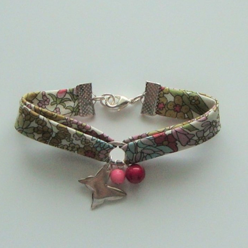 Bracelet biais liberty "margaret annie kaki" breloque papillon en métal argenté, perles polaris "rose" et "fuchsia".