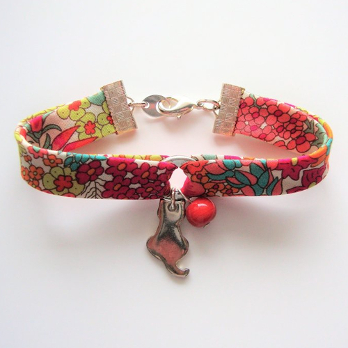Bracelet en biais liberty "margaret annie pink", breloque chat et fermoir en métal argenté, perle rouge orangé.