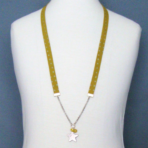 Collier biais france duval "olive étoiles argentées" agrémenté d'une étoile et de 2 perles jaunes.