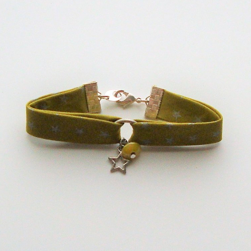 Bracelet biais en tissu france duval "olive étoiles argentées", étoile en métal argenté, perle jaune.