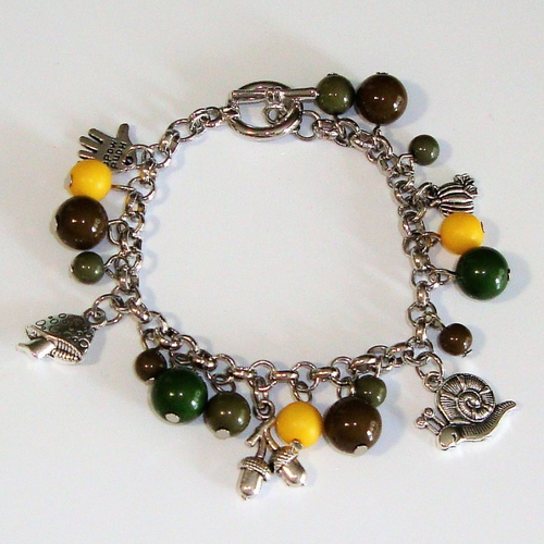 Bracelet en métal rhodié : breloques champignon-gland-escargot-citrouille, perles "jaune" "kaki" "marron" et "vert bouteille".