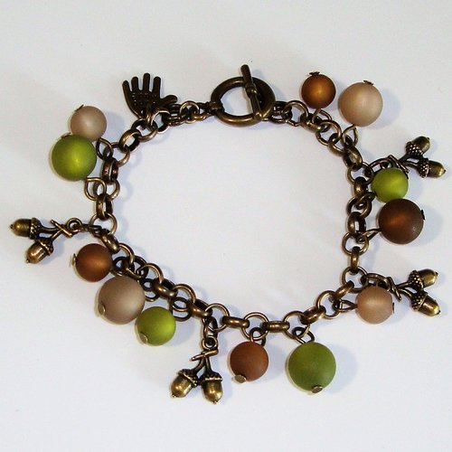 Bracelet breloques glands de chêne en métal bronze, perles "olivine", "marron" et "marron clair".