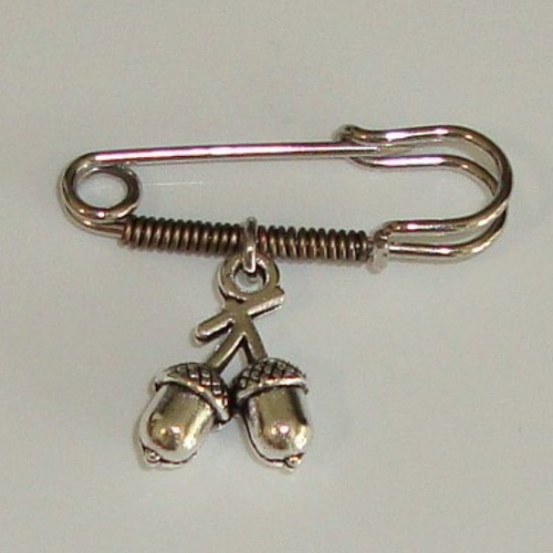 Mini épingle kilt breloque gland de chêne en métal argenté.