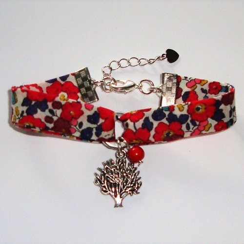 Bracelet biais liberty "betsy ann rouge ", breloque arbre et perle rouge, fermoir mousqueton en métal argenté.